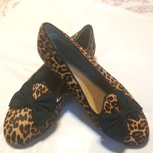 BELLA VITA Sz 9W Animal Print w/Black Bow Flats w/1" heel EUC